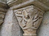 Saint-Julien-du-serre, Eglise, Portail, Chapiteau (3)